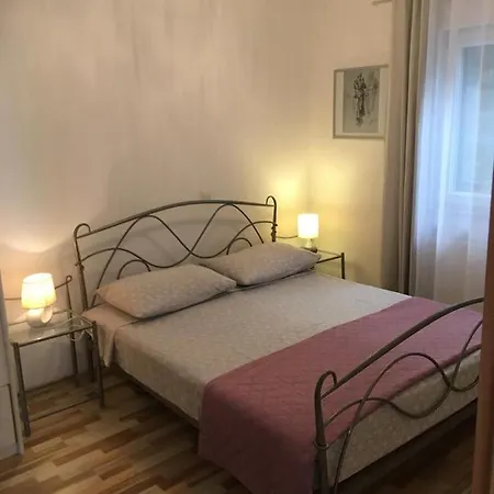 Salona Apartment *